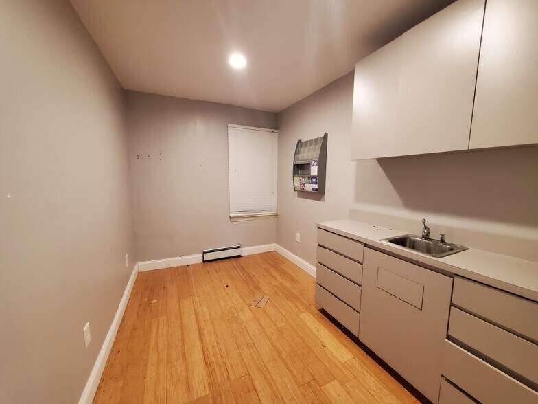 More Photos Of 226 E Main St, Huntington Office For Lease
