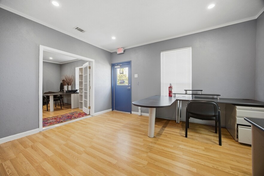 More Photos Of 306 N Center St, Forney Office For Lease