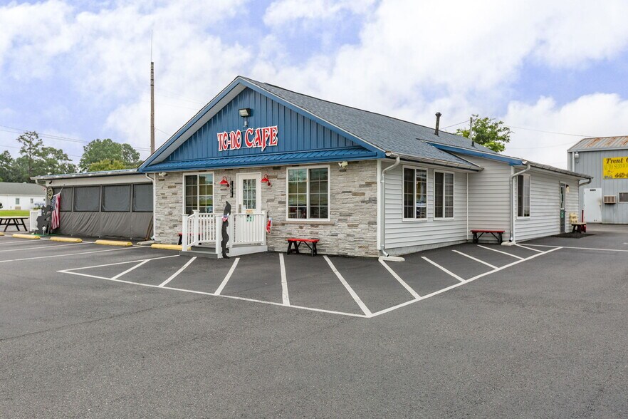 More Photos Of 1006 & 1008 S Church Lane, Tappahannock General Retail For Sale