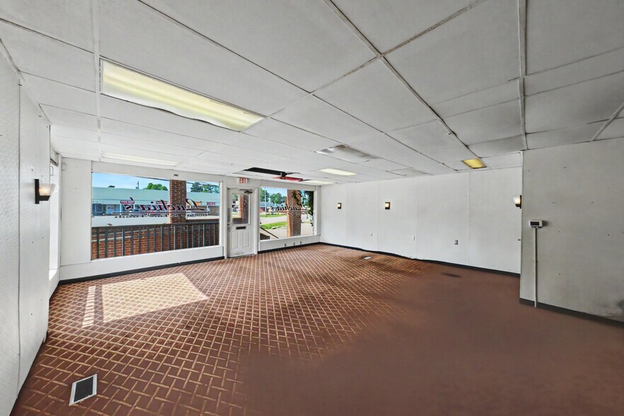 More Photos Of 889 Ashland Rd, Mansfield Freestanding For Sale