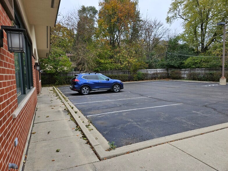 More Photos Of 932 N Wright St, Naperville Office For Lease