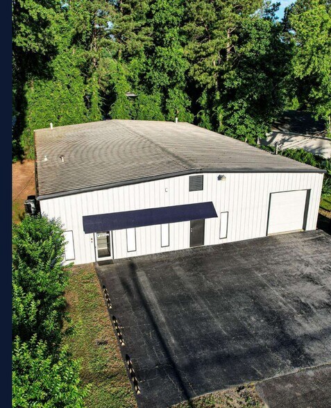 More Photos Of 505 Industrial Dr, Woodstock Mixed Retail For Sale