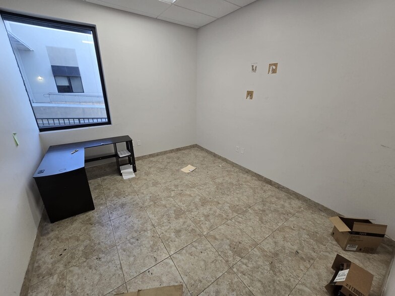 More Photos Of 10400 NW 55th St, Sunrise Manufacturing For Lease