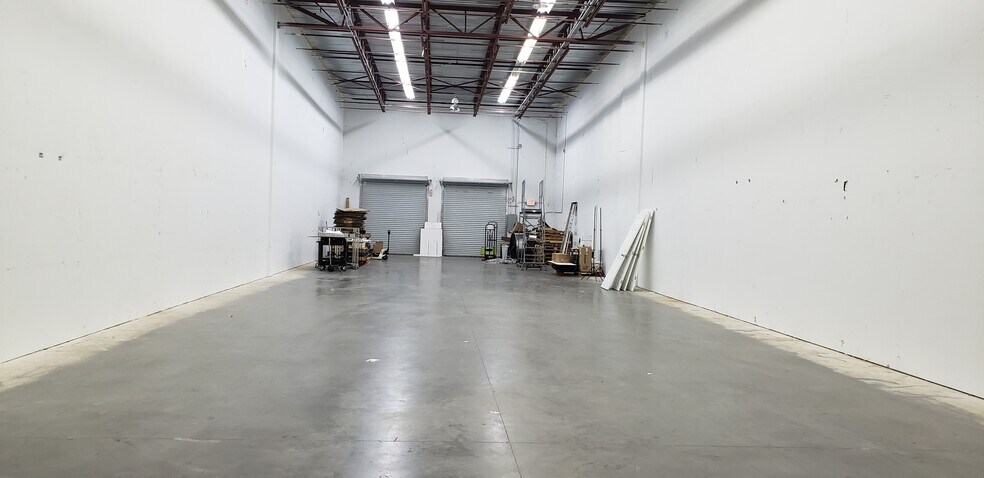 More Photos Of 6450 Kingspointe Pky, Orlando Light Distribution For Lease