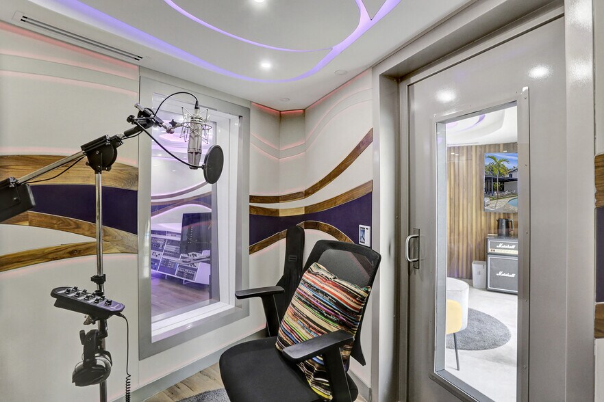 More Photos Of 430 Ne 121st St, Biscayne Park Movie Radio TVStudio For Sale