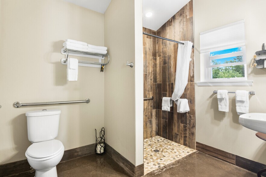 More Photos Of 4871 U.S. 31, Eastport Hotel For Sale