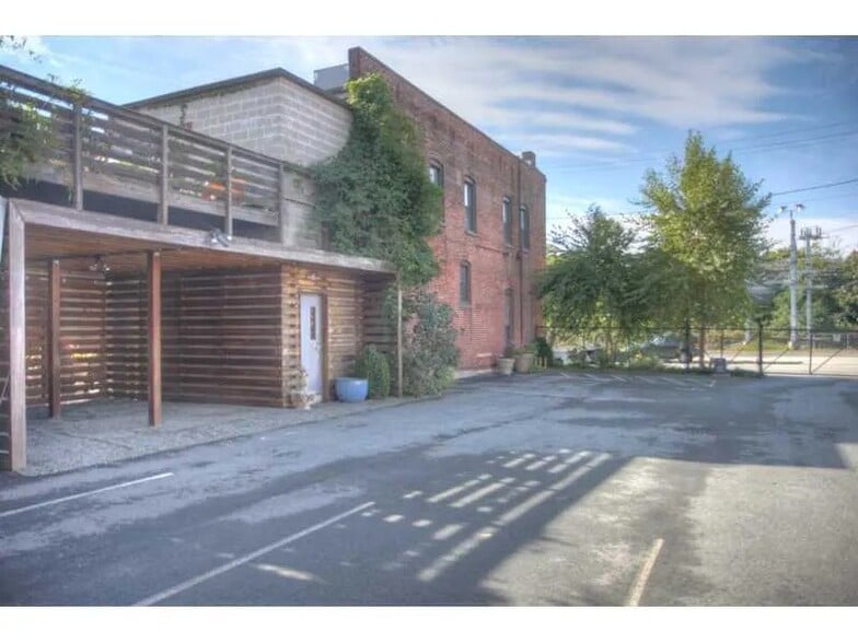 More Photos Of 65 Ashburton St, Providence Storefront Retail Office For Lease