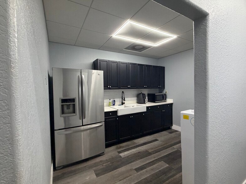 More Photos Of 11475-11487 Rocket Blvd, Orlando Warehouse For Sale