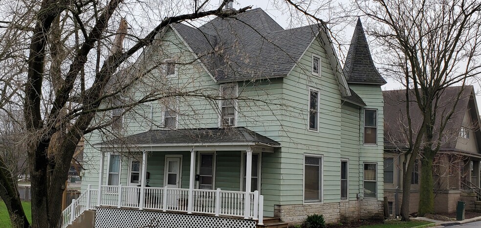 More Photos Of 121 N Main St, Algonquin Apartments For Sale