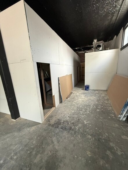 More Photos Of 430-436 W Commercial St, Springfield Storefront For Lease