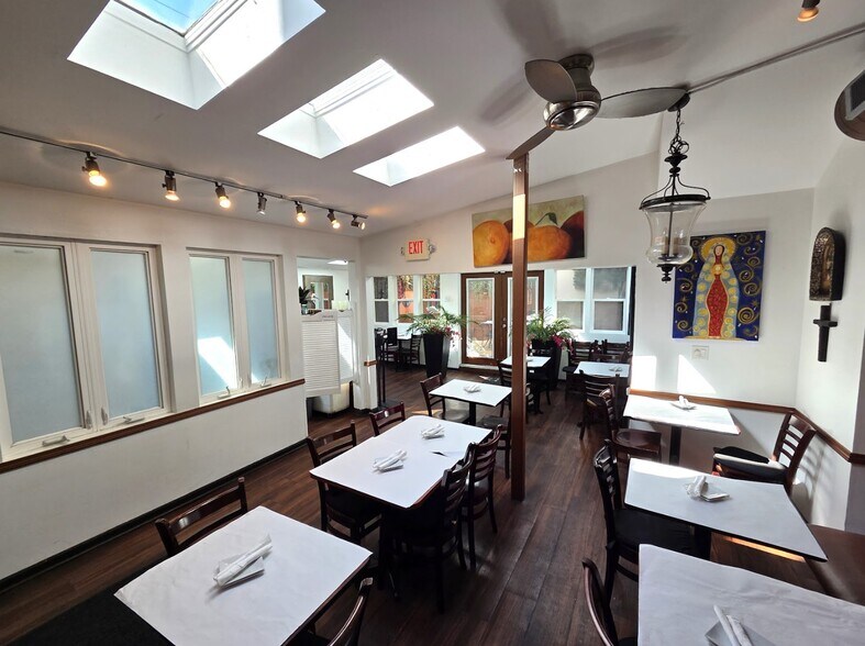 More Photos Of 2914 N Clark St, Chicago Apartments For Lease