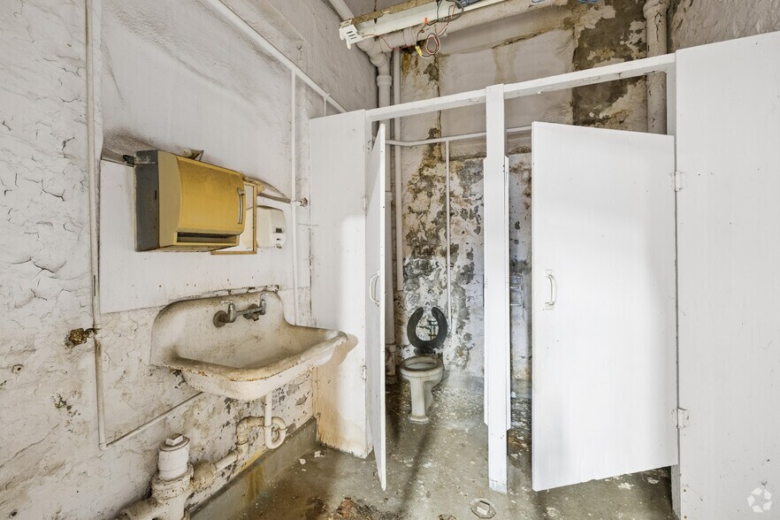 More Photos Of 17 Mill Pl, New York Mills Unknown For Sale