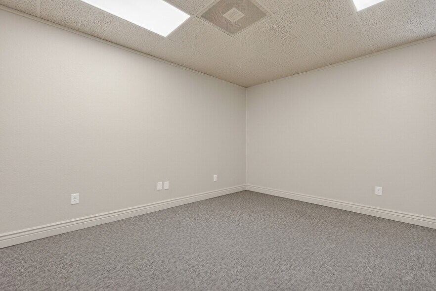 More Photos Of 800 W Rock Creek Rd, Norman Office For Lease