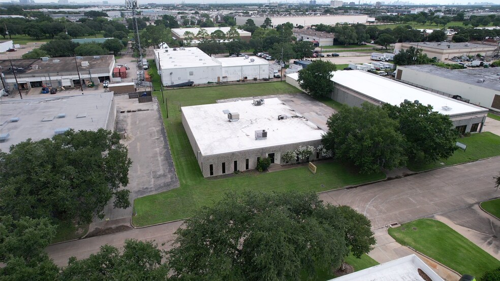 Primary Photo Of 10730 Kinghurst Dr, Houston Warehouse For Lease