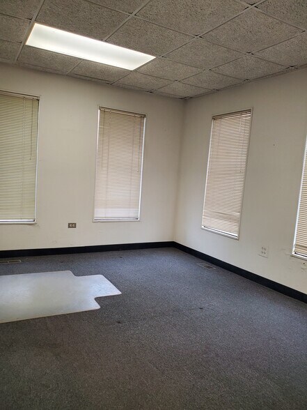 More Photos Of 17500-17516 S Carriageway Dr, Hazel Crest Office For Sale