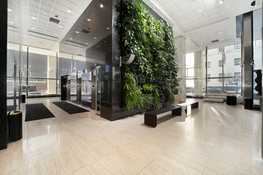 More Photos Of 211 W Fort St, Detroit Office For Lease