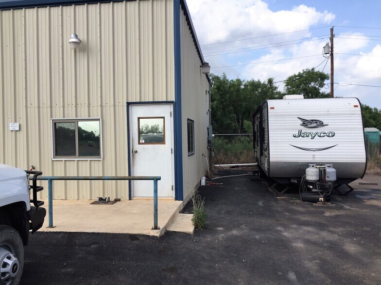 More Photos Of 211 Fm 1581, Pearsall Warehouse For Lease