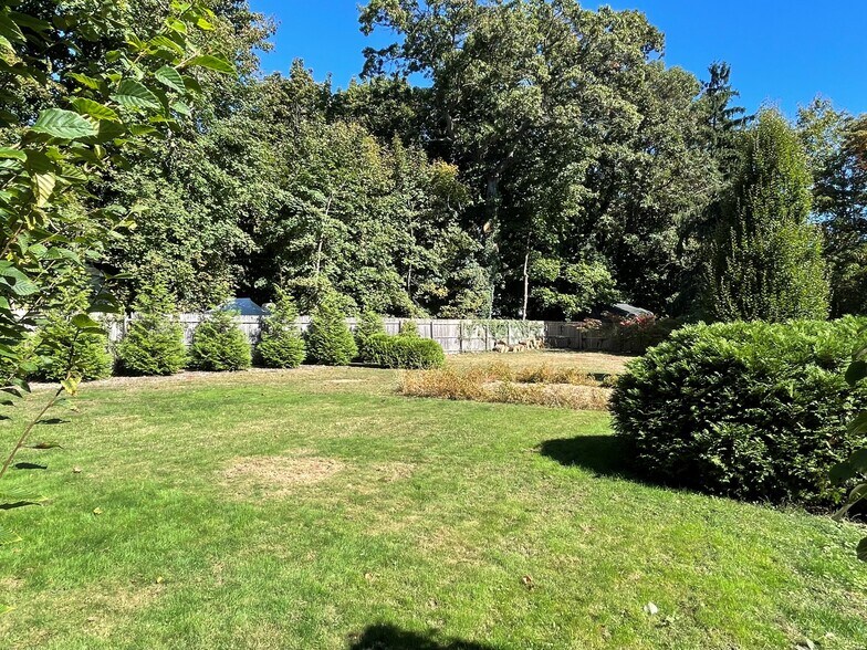 More Photos Of 77 Boulevard Ave, Greenlawn Apartments For Lease