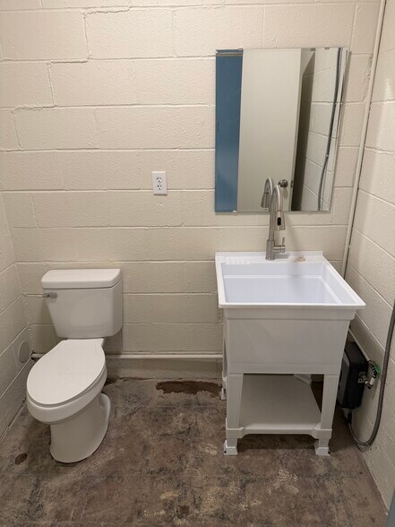 More Photos Of 1166 Butternut St, Abilene Flex For Lease