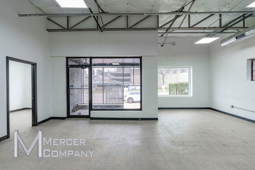 More Photos Of 923-925 Slocum St, Dallas Flex For Sale