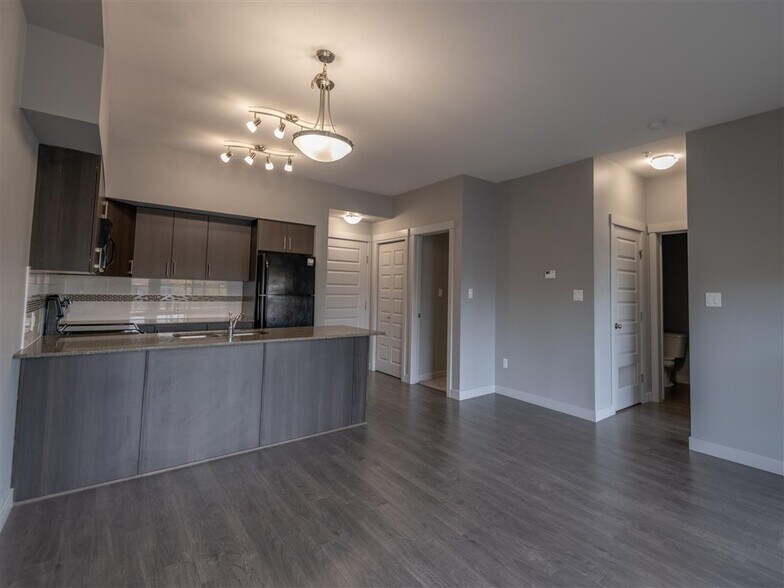 More Photos Of 8140 102 St NW, Edmonton Apartments For Lease