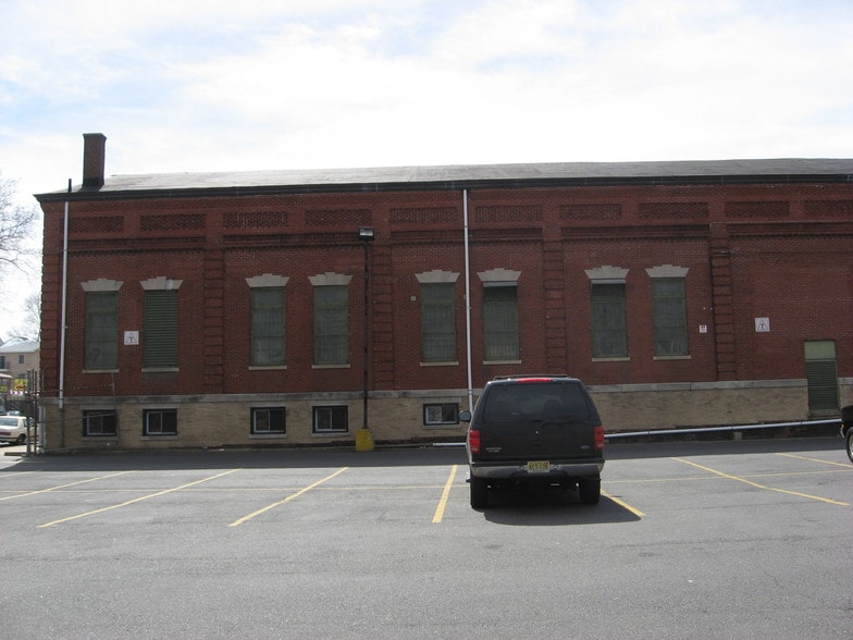 More Photos Of 920 Broadway, Newark Warehouse For Lease