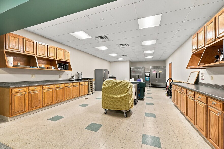More Photos Of 2321 W Grand Ave, Wisconsin Rapids Office For Sale