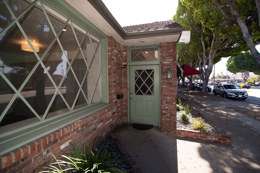 More Photos Of 49-53 E Foothill Blvd, Arcadia Medical For Lease