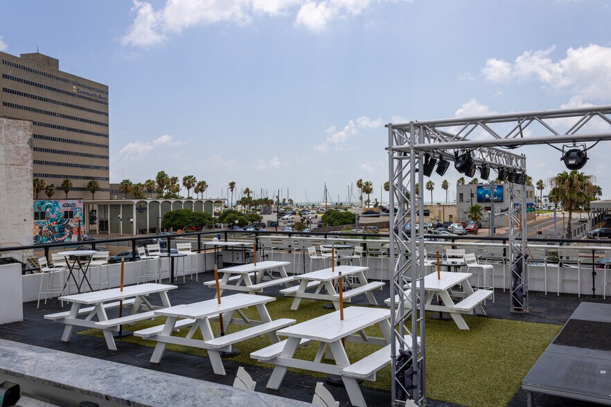 More Photos Of 326 N Chaparral St, Corpus Christi Freestanding For Lease