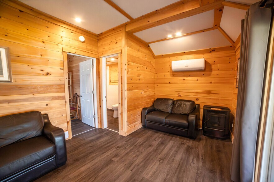 More Photos Of 252 Dunnette Landing Rd, Roseneath Hotel For Sale