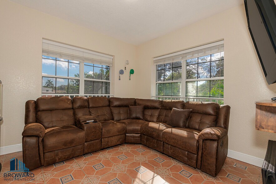 More Photos Of 330 SW 20th St, Fort Lauderdale Multifamily For Sale
