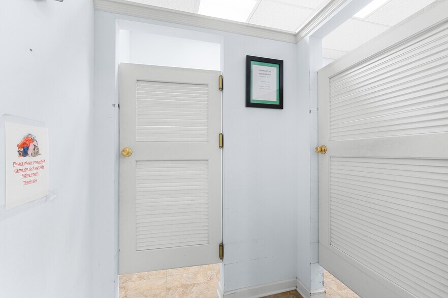 More Photos Of 6 Television Cir, Savannah Freestanding For Lease