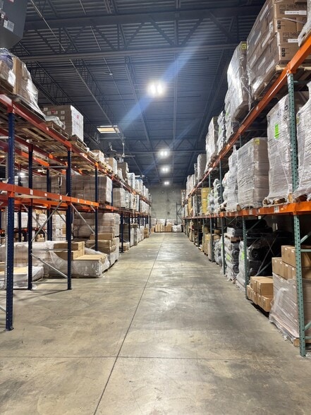 More Photos Of 1275 Kyle Ct, Wauconda Distribution For Lease