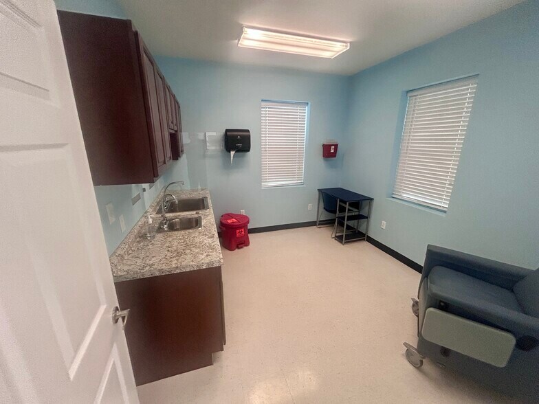 More Photos Of 200 W College Ave, Devine Medical For Sale