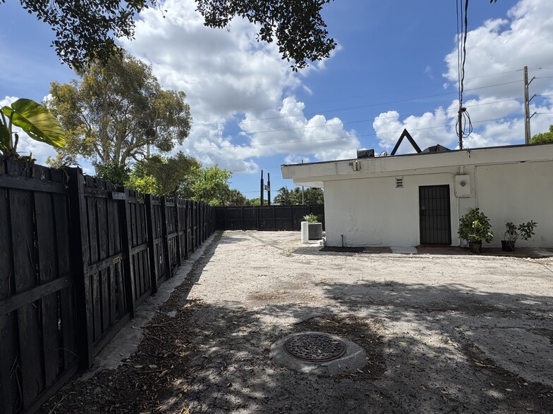 More Photos Of 1605 NW 95th St, Miami Freestanding For Sale