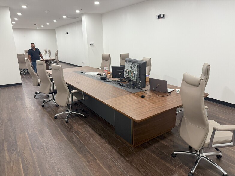 More Photos Of 282 W Hudson Rd, Rogers Flex For Lease