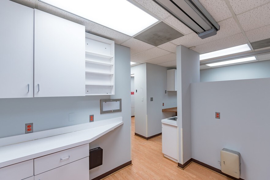 More Photos Of 7960-7990 Old Georgetown Rd, Bethesda Medical For Lease