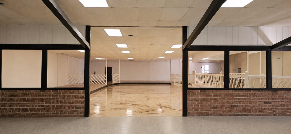 More Photos Of 302 W Colonial Trail Hwy, Blackstone Freestanding For Lease