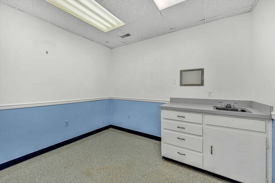 More Photos Of 1930 Braeburn Dr, Salem Medical For Sale