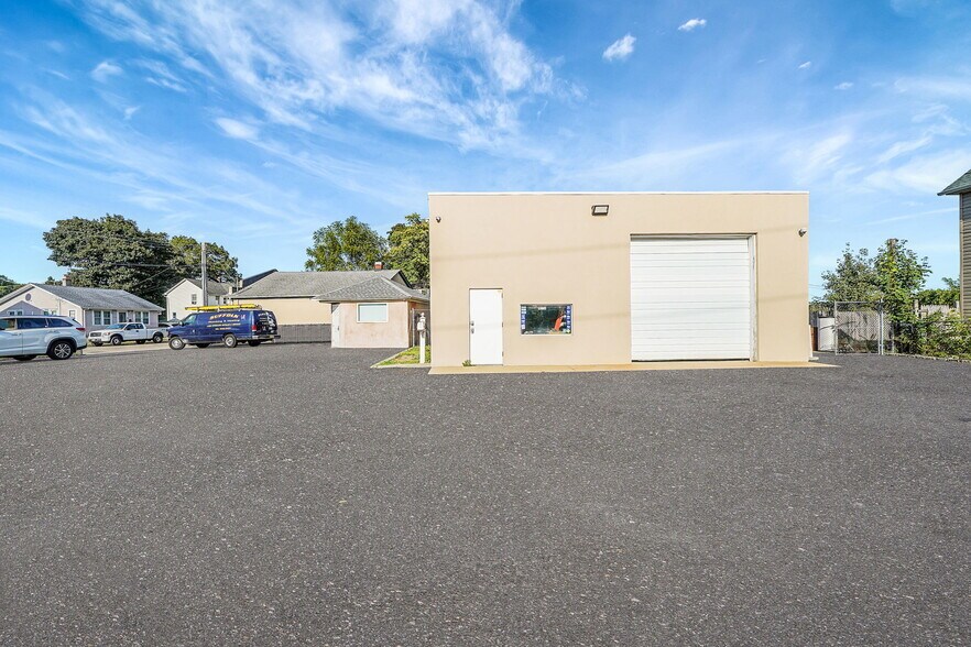 More Photos Of 93 N Clinton Ave, Bay Shore Warehouse For Sale