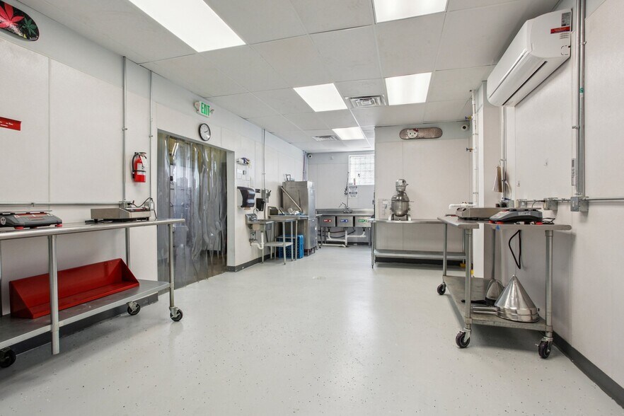 More Photos Of 963 Federal Blvd, Denver Storefront For Sale