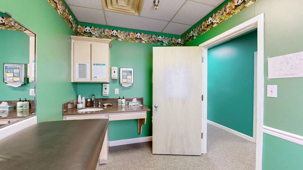 More Photos Of 1701 Spring St, Jeffersonville Medical For Sale