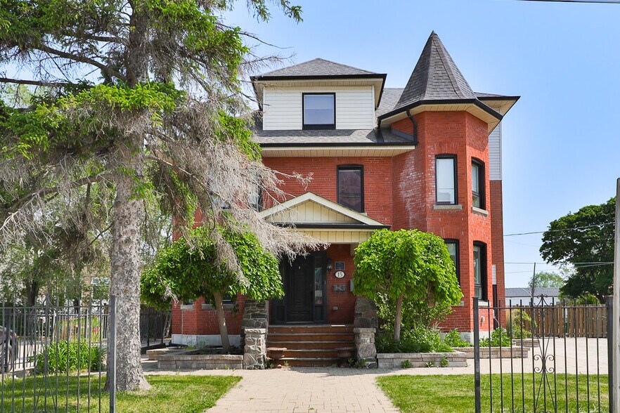 More Photos Of 15 Mississauga Rd S, Mississauga Office For Lease