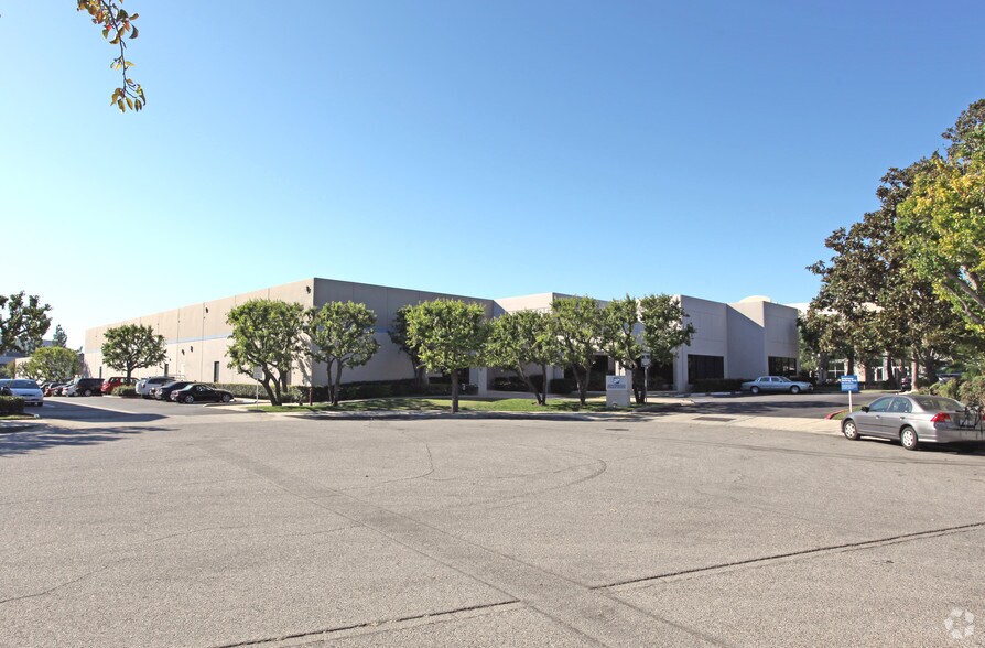 More Photos Of 19748 Dearborn St, Chatsworth Light Distribution For Lease