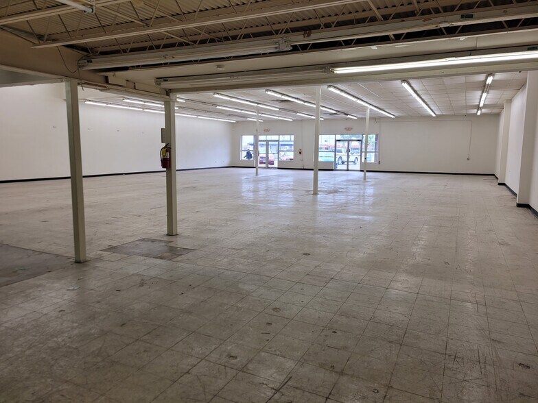 More Photos Of 300 S International Blvd, Hidalgo General Retail For Lease