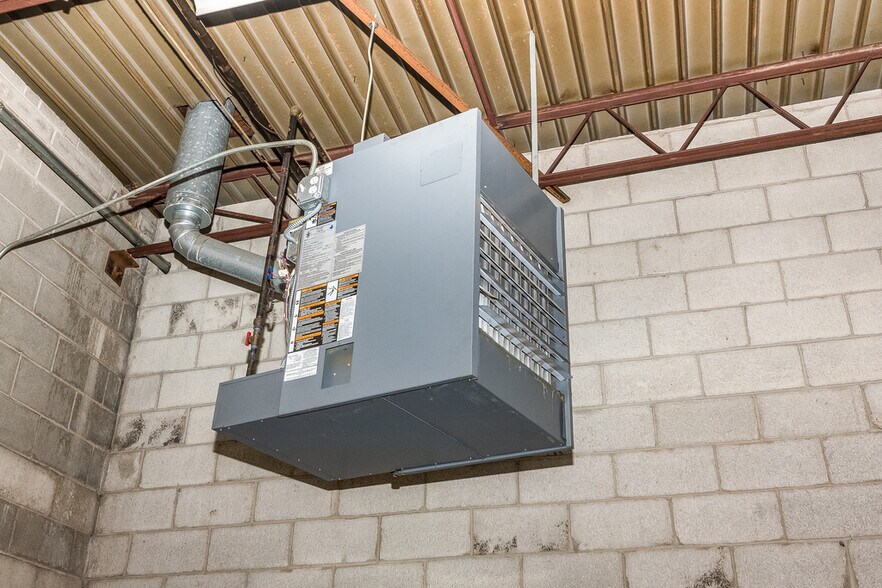 More Photos Of 4700 W 137th St, Crestwood Warehouse For Lease