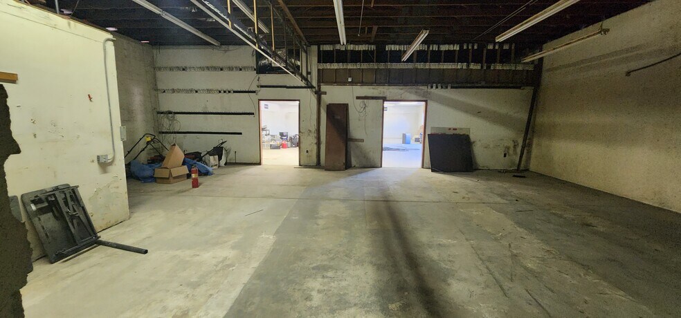 More Photos Of 284 S Center St, Pierson Auto Repair For Lease