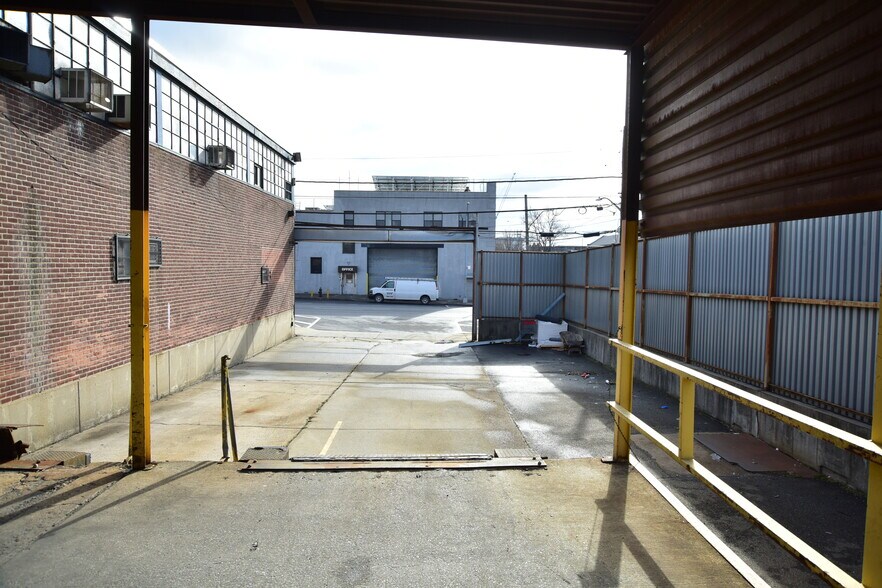 More Photos Of 1275 Oak Point Ave, Bronx Warehouse For Lease
