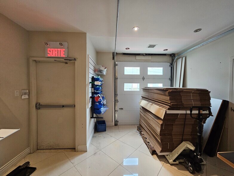 More Photos Of 2305-2329 Rue Guénette, Saint-Laurent Distribution For Sale