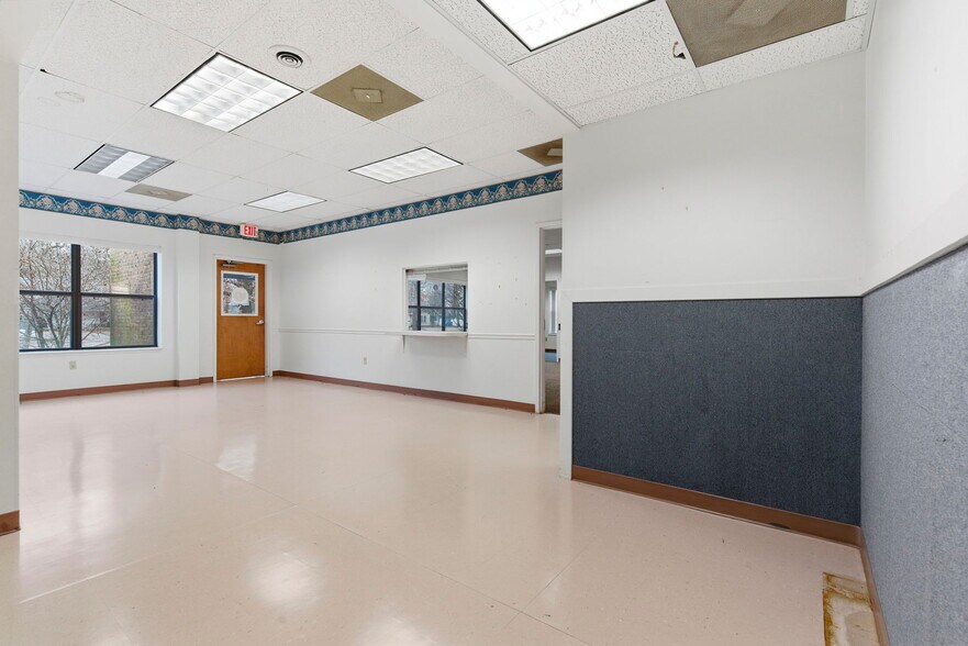 More Photos Of 718 N Martin St, East Prairie Office For Sale